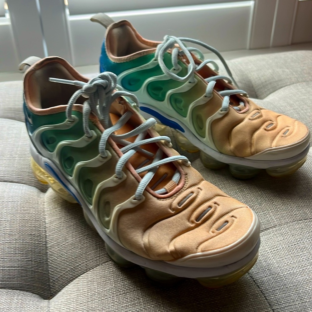 Womens Nike Vapormax preowned still have life great colors